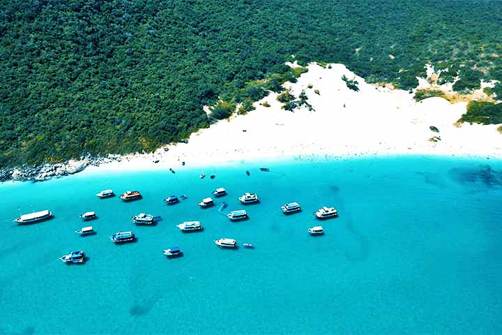 Com águas cristalinas, areias brancas e paisagens de tirar o fôlego, a Praia do Farol é o cartão-postal ideal para abrir as portas de Arraial, onde não faltam mirantes, trilhas, mergulhos e experiências inesquecíveis. Assim, que tal conhecermos mais atrações para se conhecer em Arraial?