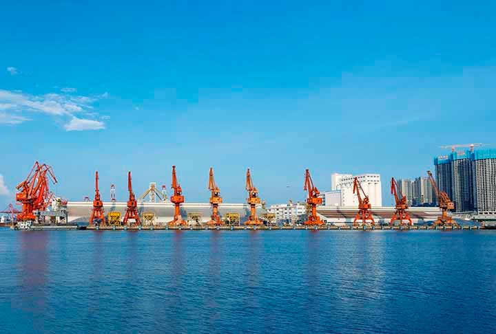 O Porto de Shenzhen, localizado no sul da China, é um dos principais portos do mundo em movimentação de contêineres. Com uma infraestrutura moderna e eficiente, o porto é um ponto importante para a exportação e importação de mercadorias.