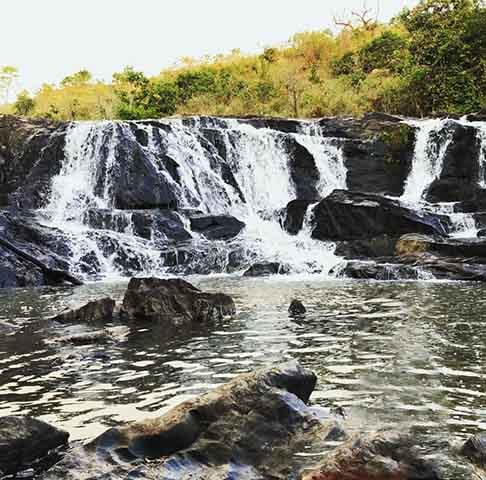 Além de ser uma fonte vital de abastecimento, a água de Lindóia movimenta boa parte da economia local. Diversas empresas engarrafadoras estão instaladas no município, gerando empregos diretos e indiretos, e contribuindo para o desenvolvimento da cidade.
