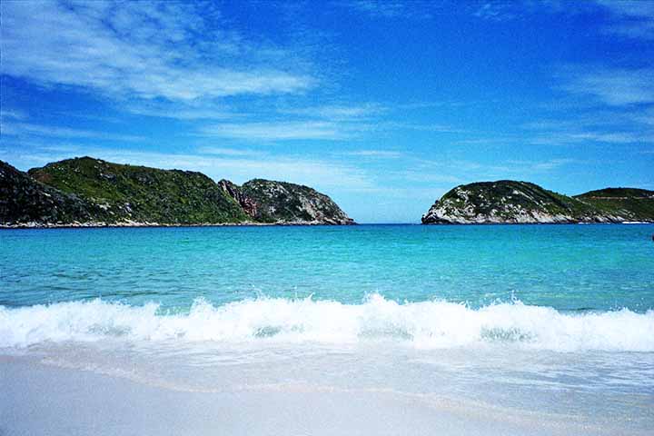 Com opções para quem busca aventura, contemplação ou simplesmente relaxar à beira-mar, o lugar é ideal para recarregar as energias. Cada experiência em Arraial deixa a sensação de que a natureza caprichou especialmente ali.