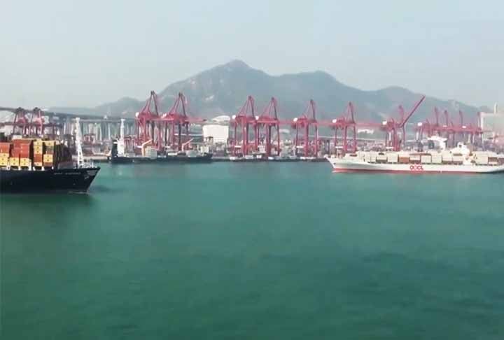 Por estar situado no sul da China, facilita o acesso aos mercados internacionais, especialmente na Ásia. O Porto de Hong Kong é fundamental para a economia da região, desempenhando um papel significativo na cadeia de suprimentos global e na movimentação de mercadorias.