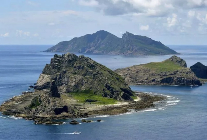 E o Japão também tem uma parte que é reivindicada pela China. São as Ilhas Senkaku. O arquipélago, que chegou a ser dominado pelos EUA na II Guerra Mundial, foi devolvido ao Japão, mas atraiu interesse da China nos anos 1970 por causa de reservas de petróleo. O arquipélago fica no Mar da China Oriental.