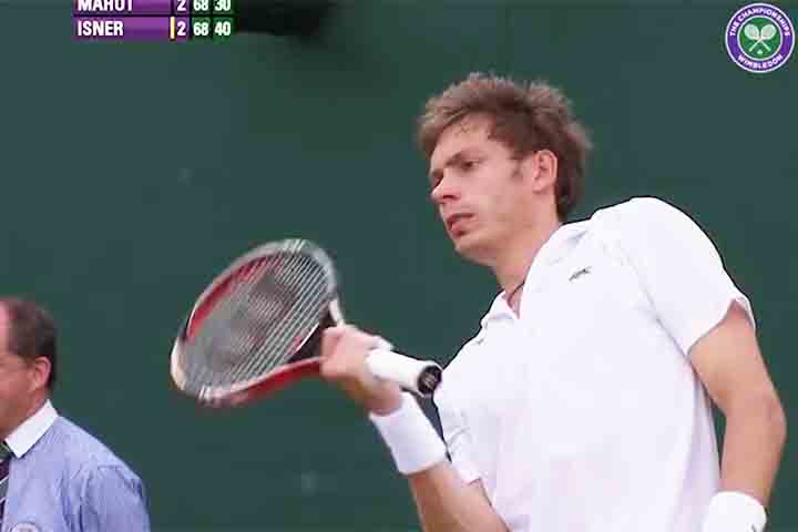 No primeiro dia da partida, foram disputados quatro sets, com dois sets vencidos por cada um dos tenistas. Durante o quinto set, com mais de três horas de jogo, o confronto foi interrompido às 21h07, com o céu londrino já escuro. 
