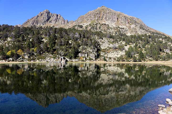 Ela observa que o pintor italiano representou as rochas na tela em cor branco-acinzentada, características das pedras encontradas em Lecco. 
