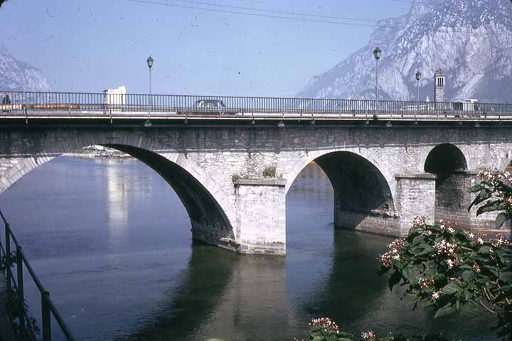 Um dos símbolos de Lecco, a ponte Azzone Visconti, também conhecida como Ponte Vecchio, seria a mesma pintada na paisagem atrás da Mona Lisa. 
