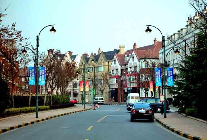 Thames Town: Com inspiração em Londres, essa cidade, localizada no distrito de Songjiang, tem o seu próprio rio Tâmisa, uma igreja estilo gótico, cabines de telefone vermelhas e até monumentos de personagens icônicos da cultura britânica, como Harry Potter e James Bond.