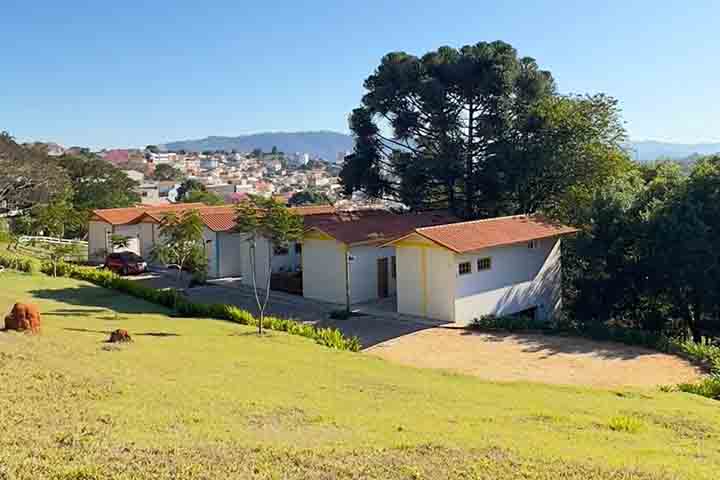 Afinal, ordenham vacas manualmente, alimentam cabritinhos e conhecem de perto a rotina da fazenda. A visita guiada termina com um típico Café da Roça, repleto de queijos, geleias e outros produtos caseiros.