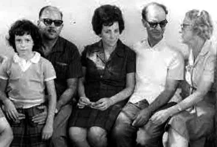 Muitos anos antes, ainda na infância, Chico Xavier começou a manifestar fenômenos mediúnicos. 

