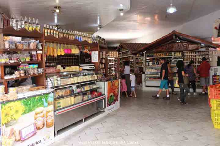 Com um ambiente acolhedor, o mercado oferece desde frutas e verduras até queijos e doces caseiros, além de ser um ótimo local para apreciar a culinária mineira e o comércio local.