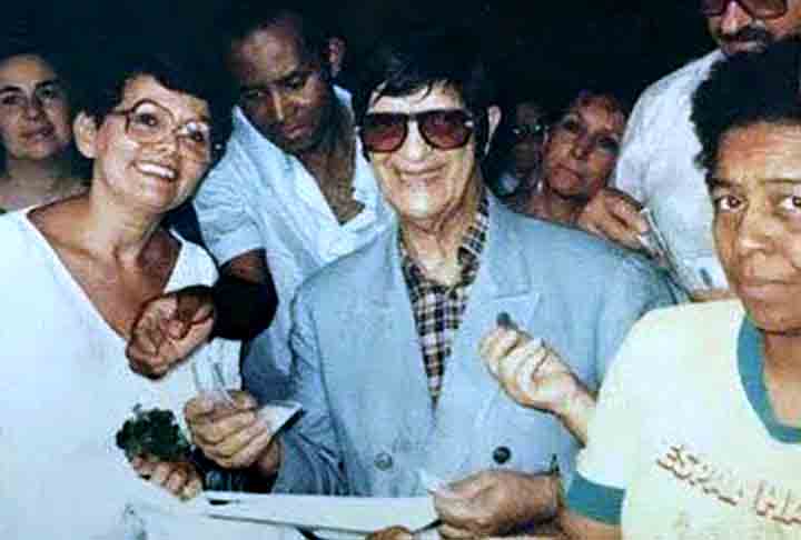 A obra de Chico Xavier abarca temáticas diversas, desde religião e filosofia até literatura e ciência. 

