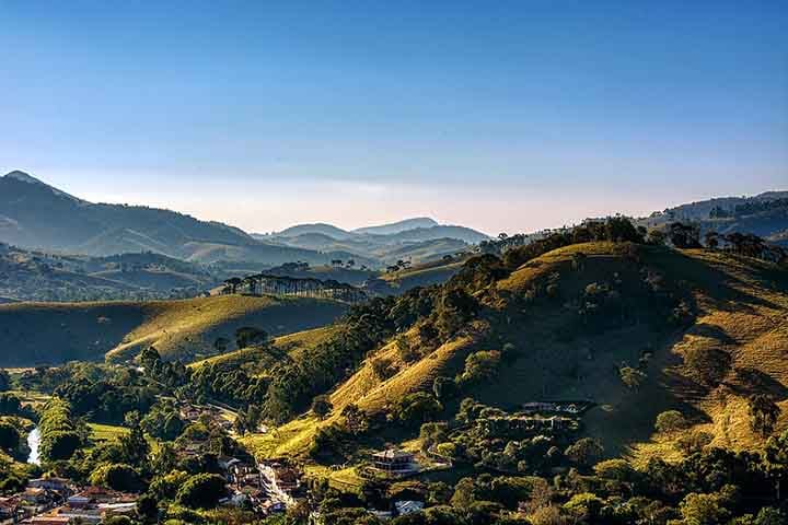 Para além da cidade em si, vale destacar que Lindóia está cercada pela Serra da Mantiqueira, cujos contornos podem ser apreciados em diversos pontos altos da região.