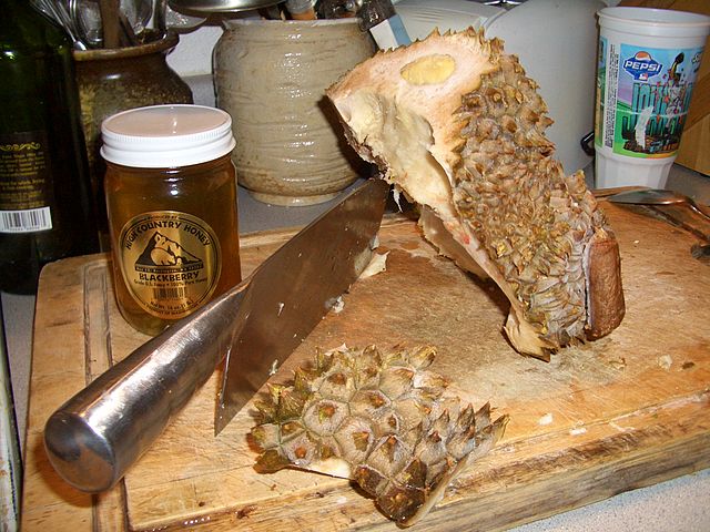 Mas, além do mau cheiro, há outros poréns. A durian é calórica: cada 100 gramas da fruta apresentam 147 calorias