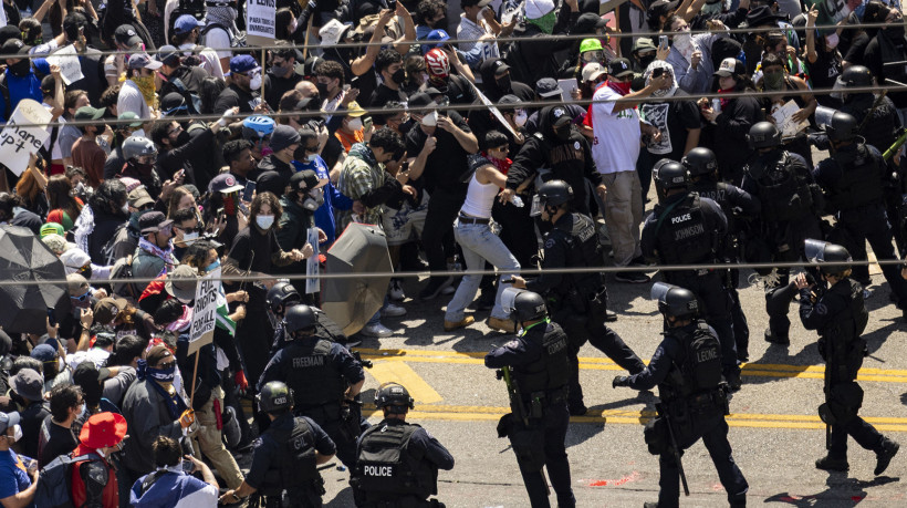￼MANIFESTANTES entraram em 
confronto nas ruas de Los Angeles