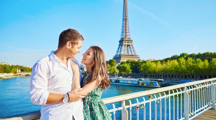 A cidade do amor, Paris, oferece cenários perfeitos para casais (Imagem: Ekaterina Pokrovsky | Shutterstock)