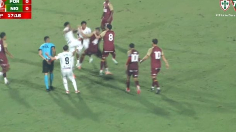 Três jogadores foram expulsos em decorrência da confusão, que teve até voadora no campo do Canindé; no fim, Lusa vence com gol contra