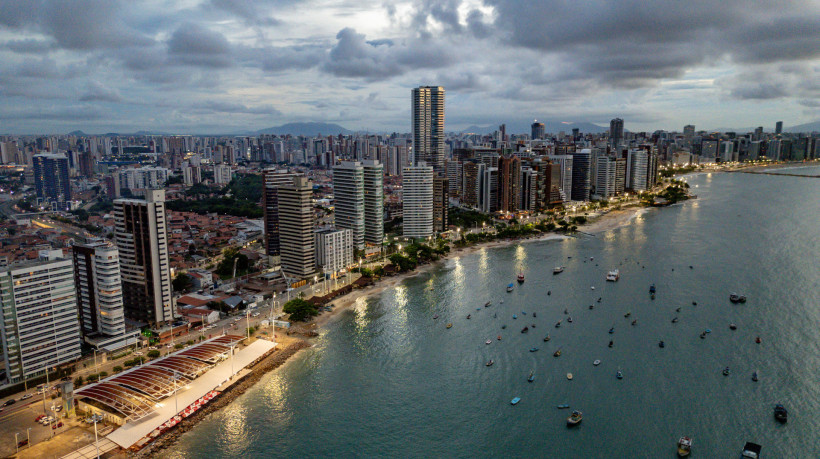 Para Fortaleza e Região Metropolitana, a previsão indica céu variando de parcialmente nublado a sem nuvens