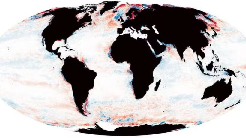 O mapa mostra mudanças nas zonas fóticas entre 2003 e 2022: áreas em vermelho indicam escurecimento dos oceanos, em azul, clareamento, e em branco, ausência de mudança significativa