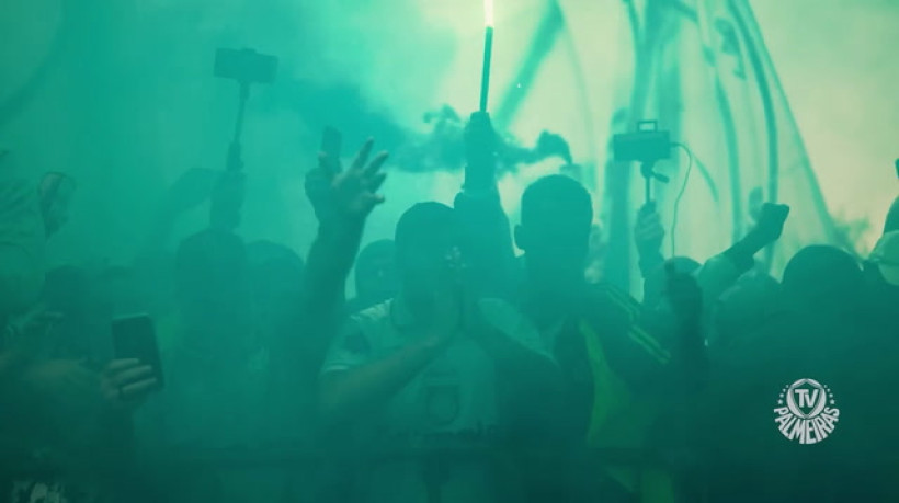 Torcida do Palmeiras faz festa para elenco antes de viagem para os EUA