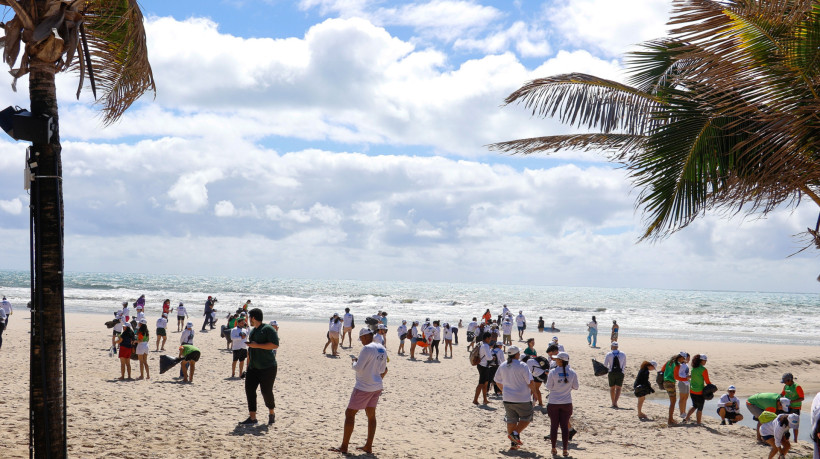 Mutirão para a limpeza da faixa de areia da Praia do Futuro