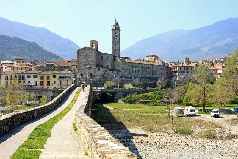 Em 2011, a historiadora Carla Glori sustentou que a cordilheira e a ponte retratadas na obra estão na pequena cidade medieval de Bobbio. 

