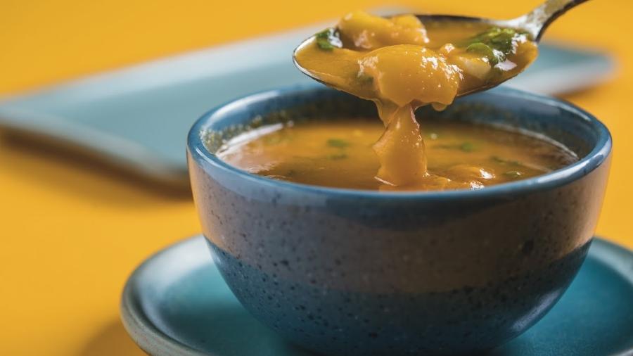 Esse prato surgiu no Rio Grande do Sul, nos galpões das estâncias, quando as escravas, no afã de alimentar seus filhos, aproveitavam as patas dos animais carneados e que não eram aproveitadas pelos senhores da “casa-grande”.