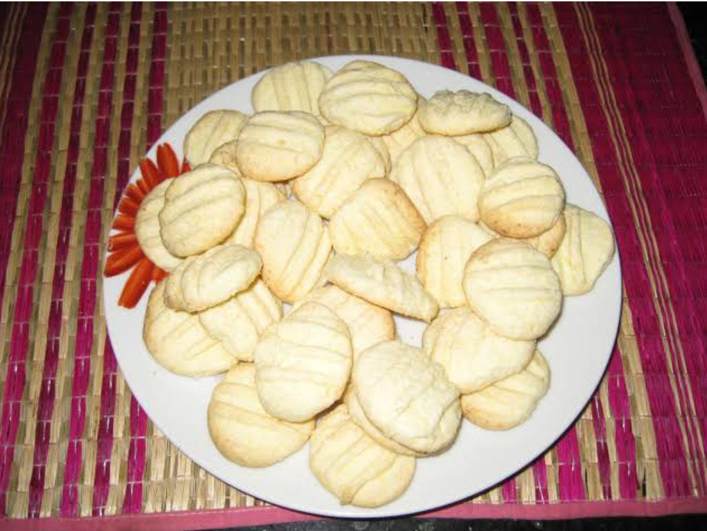 O sequilho tem vários nomes como raivinha de goma, bolacha, saquarema, entre outros. De origem portuguesa, chegaram ao Brasil junto aos primeiros colonizadores, lá no século 17 (XVII). Com os indígenas, os portugueses substituíram o trigo por derivados da mandioca e polvilho.