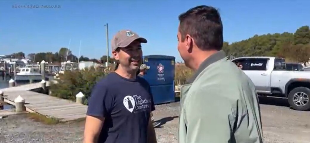 O empresário Richard Cusse (à esquerda na foto) comprou um farol marítimo nos Estados Unidos para restaurá-lo e morar no local.  Ele decidiu que o farol passará a ser a sua residência. 

