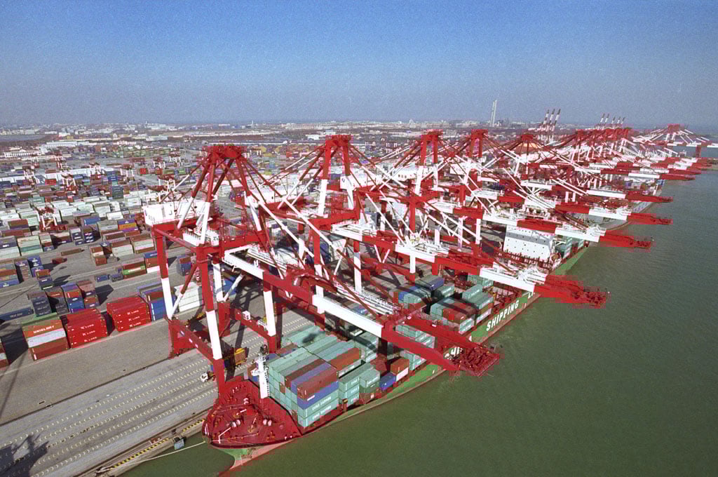 A localização estratégica no Mar Amarelo ajuda no acesso aos mercados internacionais. O Porto de Qingdao é fundamental para a economia da China, desempenhando um papel crucial no comércio global e na movimentação de mercadorias essenciais para a indústria e o consumo.