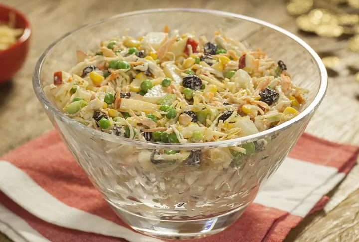 7. Salpicão de frango (nota 3,6): Outro prato tradicional e que também pode envolver a polêmica uva-passa. É a famosa salada de frango com suas variações, que podem incluir batata palha e é muito presente nas festas de Natal. 