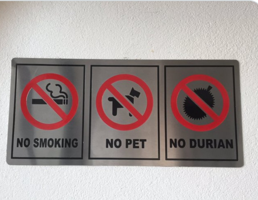 Há placas de proibição, por exemplo, em meios de transporte público e hotéis, entre outros locais de uso coletivo. 