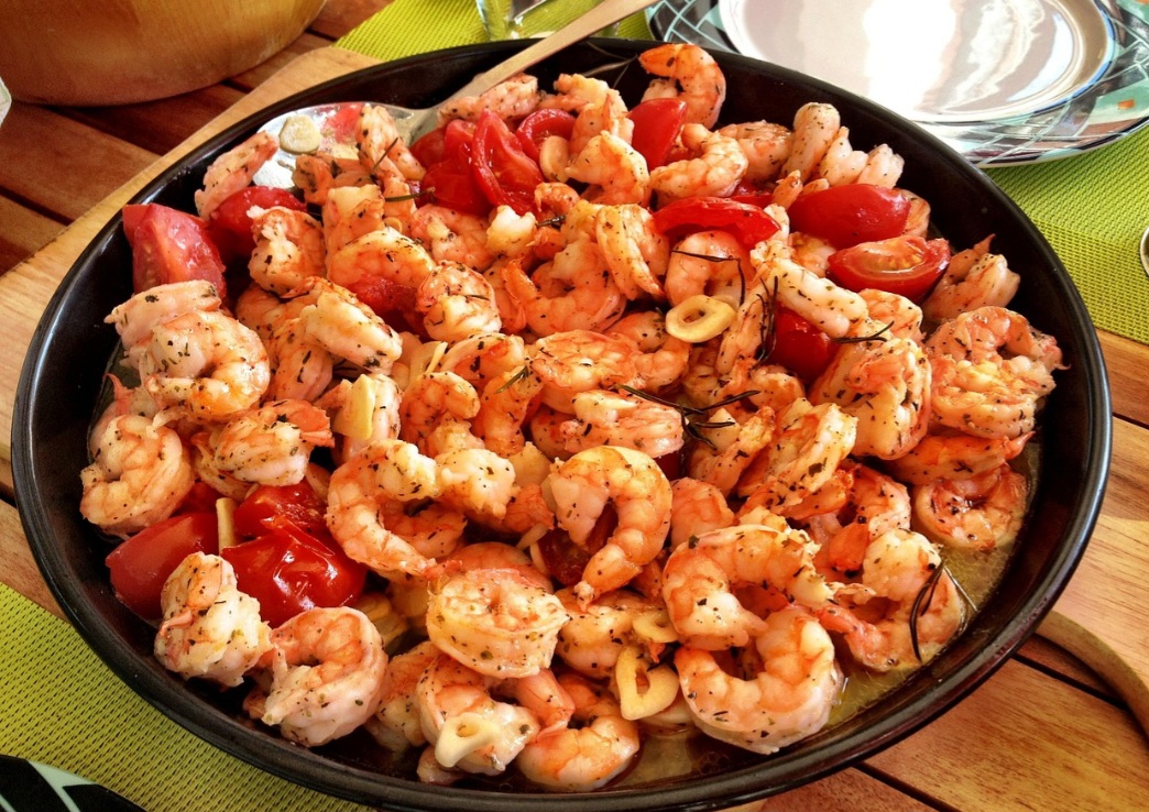 O termo, derivado do grego kámmaros, é a designação comum a diversos artrópodes da origem dos decápodes, podendo ser marinhos ou de água doce. Eles, então, possuem o abdômen longo, primeiro três pares de pernas com quelas e rosto geralmente desenvolvido.