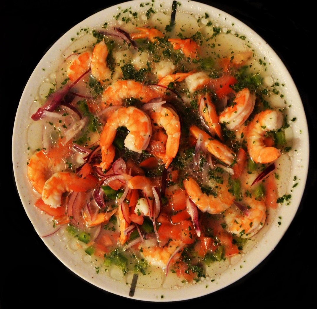 Eles se alimentam de restos de animais, vegetais, plancto, algas, detritos e outros organismos vivos ou mortos. Por outro lado, seus predadores incluem peixes, aves, crustáceos maiores (como caranguejos e lagostas), mamíferos marinhos e até mesmo outros camarões.