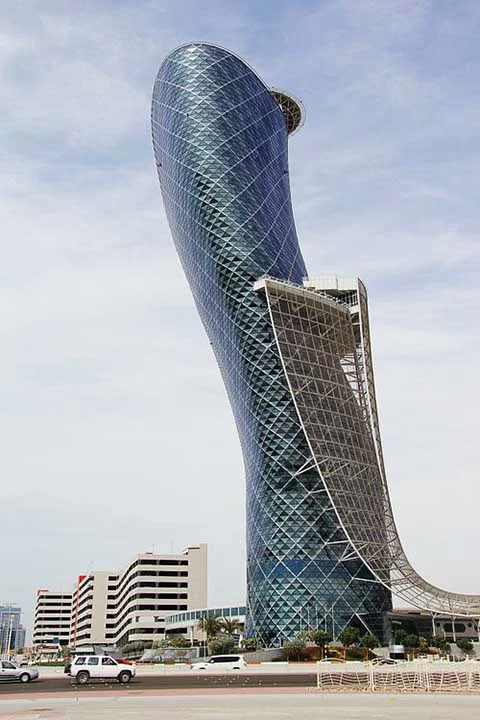 Abu Dhabi, capital dos Emirados Árabes Unidos, é uma cidade que surpreende por seus contrastes. Em meio ao deserto e ao calor intenso, ergue-se uma metrópole moderna, sofisticada e cheia de ambições culturais, tecnológicas e arquitetônicas. 