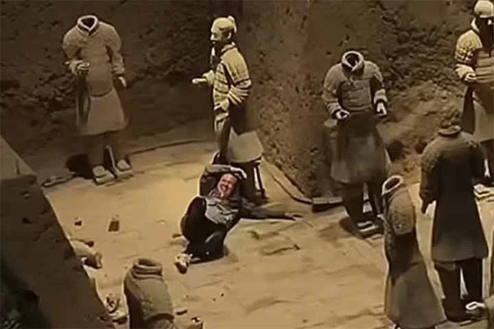 Um homem chinês de 30 anos danificou duas peças do Exército de Terracota, um dos achados arqueológicos mais espetaculares da história. 

