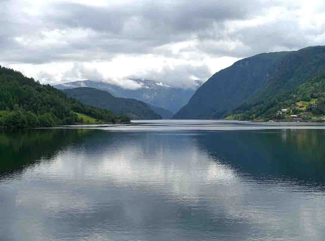 Fiorde Hardanger - Noruega - Com 179 km de extensão, fica na região de Hordaland. O ponto mais baixo situa-se a cerca de 800m de profundidade, em Norheimsund. É um grande centro de produção de salmão - um dos cinco maiores do mundo.