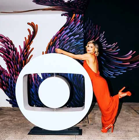 Com versatilidade, Flávia transita bem tanto no drama quanto na comédia, o que lhe garantiu espaço cativo nas principais produções da TV Globo por décadas.