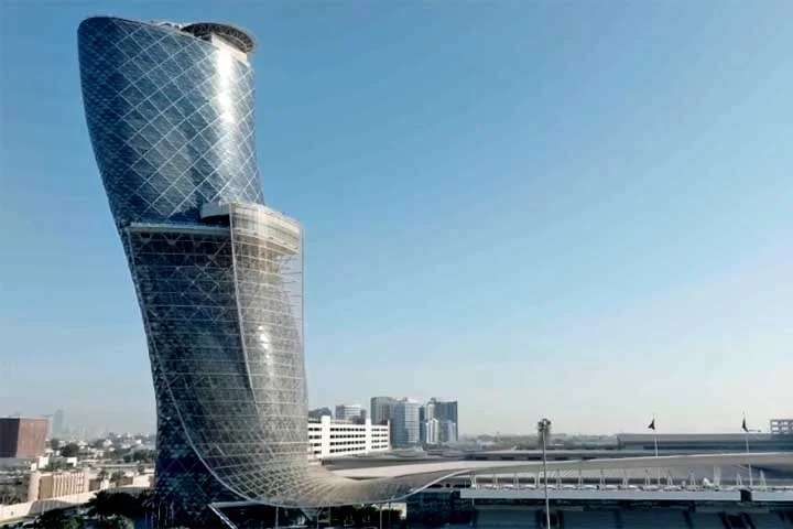 Mais do que um feito de engenharia, a Capital Gate simboliza o desejo da cidade de se posicionar como um centro global de inovação.