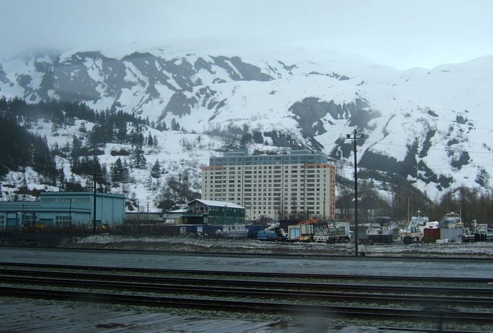 Construído originalmente pelo Exército dos EUA em 1957, o prédio foi adaptado para uso residencial após o fechamento da base militar.