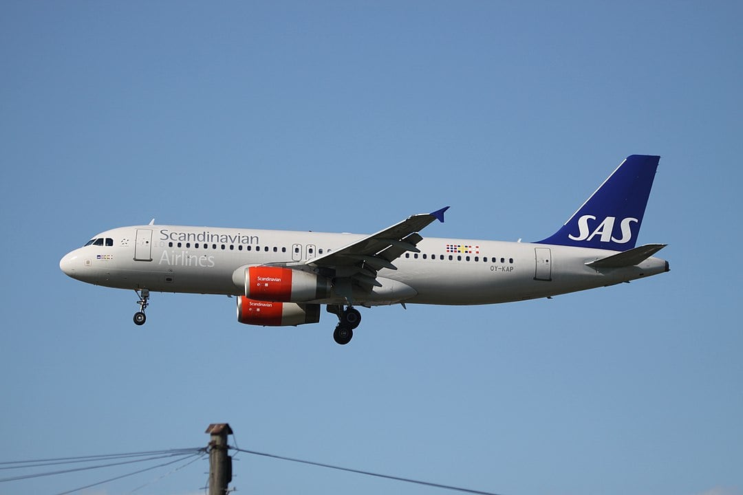 A companhia aérea Scandinavian Airlines opera os voos na região. 