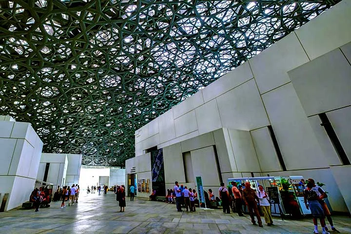 O acervo do Louvre Abu Dhabi é variado e propõe um diálogo entre civilizações. Lá é possível encontrar desde artefatos pré-históricos até obras de mestres como Leonardo da Vinci, Picasso e Van Gogh. 