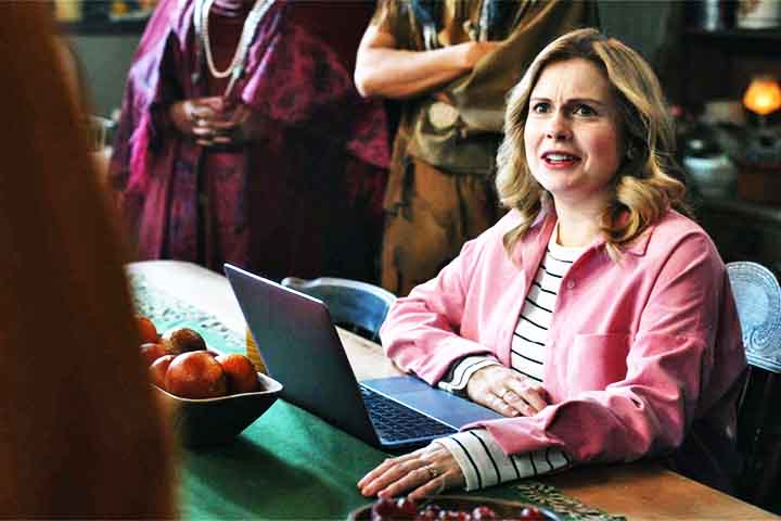 Um dos principais motivos do sucesso de Ghosts é seu elenco bem escalado e repleto de química. Rose McIver interpreta Samantha com naturalidade e carisma, dando vida a uma personagem que, mesmo diante de uma situação absurda, se mantém empática e determinada.