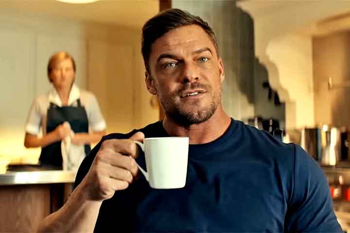 Um verdadeiro “lobo solitário”, Reacher não possui casa fixa, cartão de crédito ou telefone. Viaja com uma escova de dente no bolso e vive de forma quase ascética, mas seu passado como major da Polícia Militar dos Estados Unidos e sua mente analítica o tornam uma força da natureza nos bastidores de qualquer conspiração.