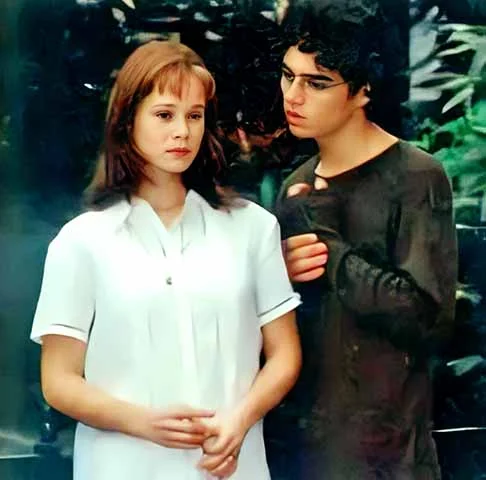 Ao longo dos anos, o ator viveu relações com Mariana Ximenes, Preta Gil, Maria Ribeiro e, mais recentemente, com Luisa Arraes - com quem mantém um relacionamento aberto que desafia os padrões da monogamia.