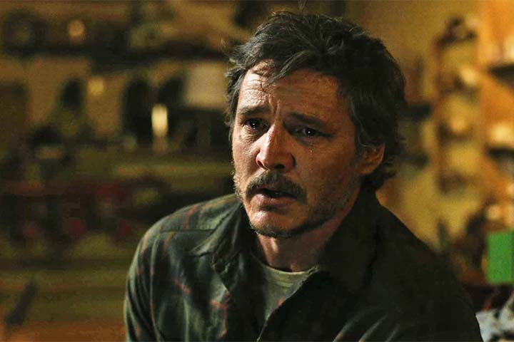 Em uma das cenas finais de Joel, Pedro Pascal chorou espontaneamente, fora do roteiro. A emoção genuína tocou a equipe, sendo mantida na edição. O momento revelou a profunda conexão do ator com o personagem e seu adeus comovente.