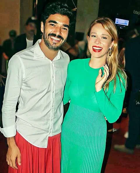 E essa intensidade não está apenas nos palcos e nas câmeras, mas também em sua vida pessoal, marcada por romances com figuras conhecidas da mídia.