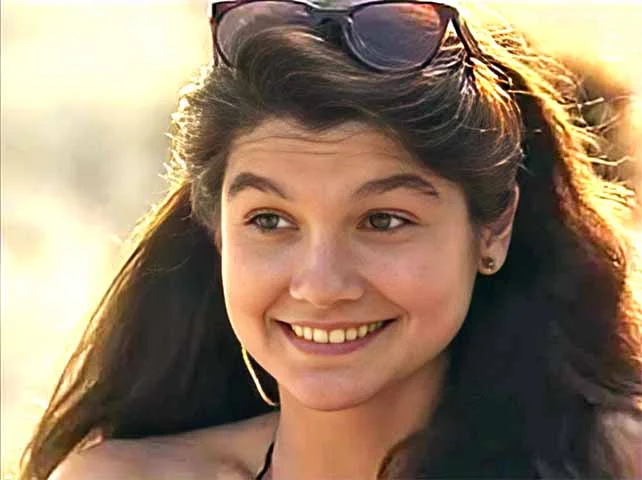 Essa conexão com o público não é de hoje. Flávia Alessandra conquistou o coração dos brasileiros desde muito jovem. Nascida em Arraial do Cabo, no litoral do Rio de Janeiro, ela começou a carreira artística ainda na adolescência.