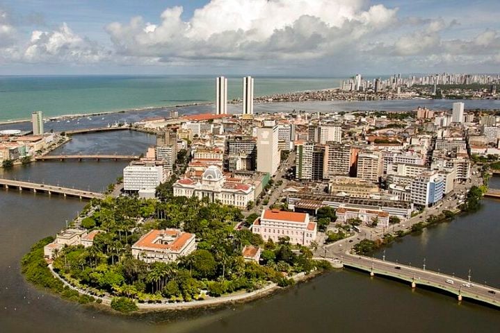 Recife também é chamada de Veneza Brasileira devido à sua geografia cortada por rios e canais. 