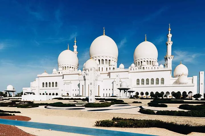 São 82 cúpulas, mais de mil colunas revestidas de mármore branco, lustres de cristal Swarovski e o maior tapete persa feito à mão do planeta. Com capacidade para 40 mil fiéis, o local é aberto à visitação de não-muçulmanos e recebe turistas do mundo inteiro.