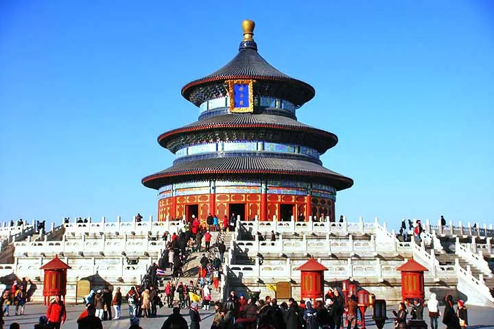 Templo do Céu - Maior complexo de templos da religião e filosofia taoísta do país, fica situado na capital Pequim. O conjunto foi erguido em 1420, na época da China imperial. Desde 1998 é classificado como Patrimônio da Humanidade pela Unesco.
