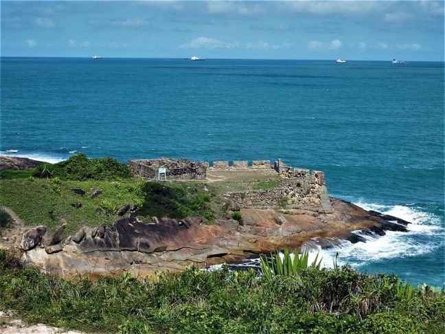 Durante o período colonial, o estado se tornou um importante centro econômico devido à produção de açúcar, o que atraiu a atenção de potências estrangeiras, como os holandeses, que invadiram e ocuparam a região entre 1630 e 1654. 